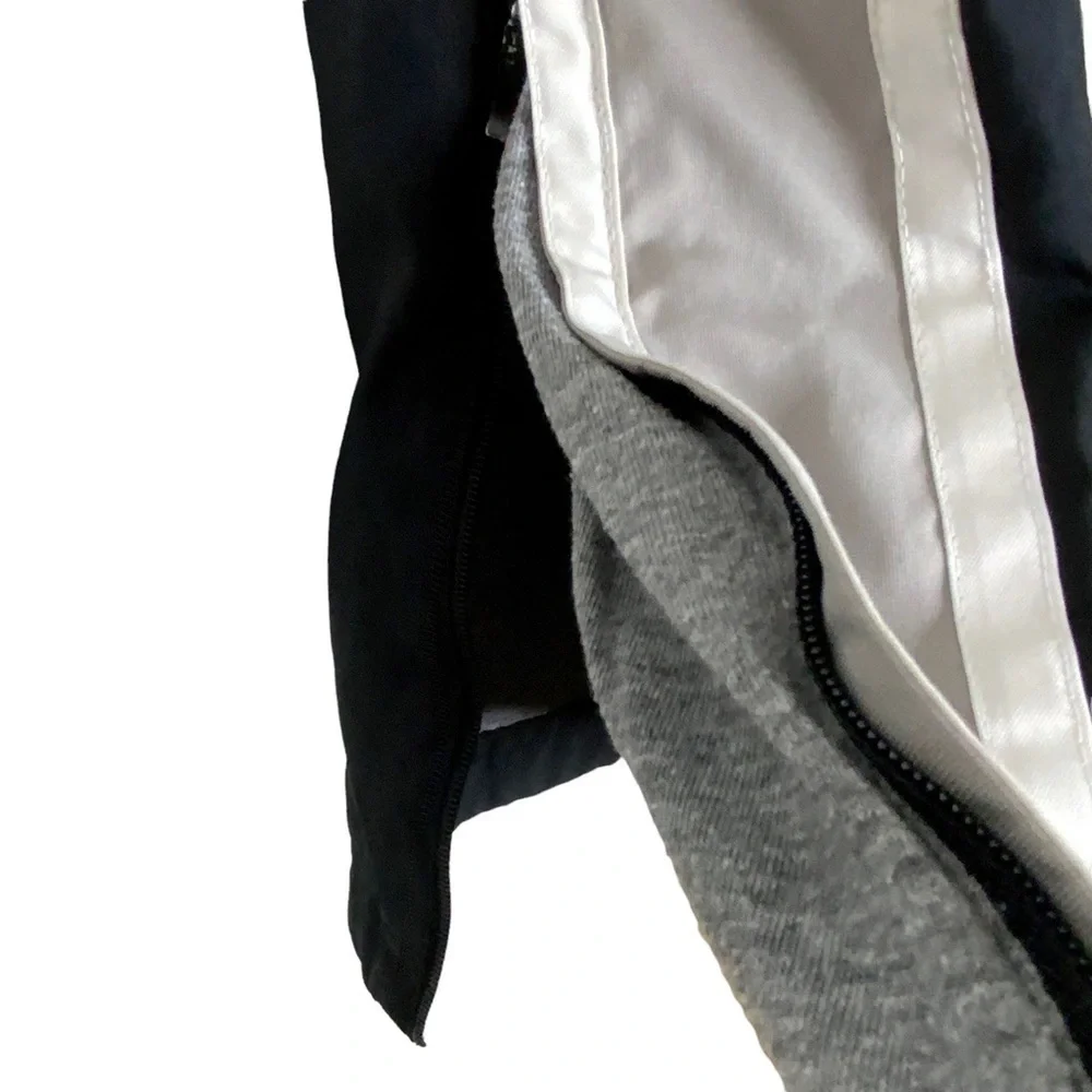 NIKE black athletic sweatpants. Side pockets. Zipper opening. Elastic waist. SZL